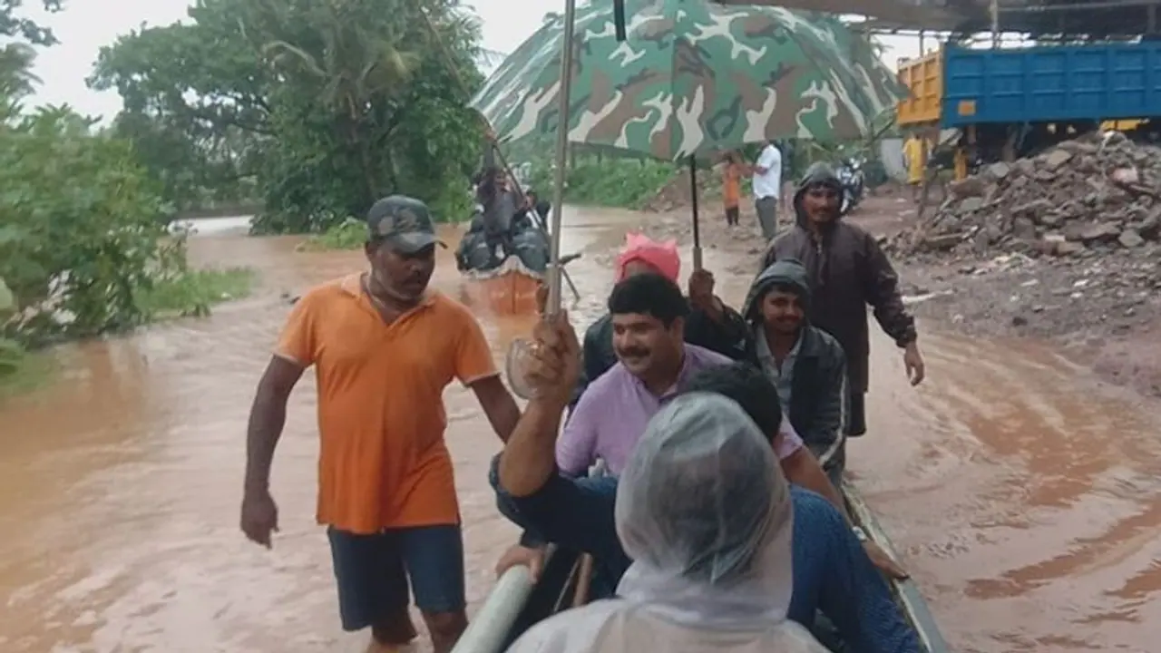 ದಿನವಿಡೀ ನೆರೆಪೀಡಿತ ಪ್ರದೇಶಗಳಿಗೆ ಭೇಟಿ ನೀಡಿದ ಶಾಸಕ ದಿನವಿಡೀ ನೆರೆಪೀಡಿತ ಪ್ರದೇಶಗಳಿಗೆ ಭೇಟಿ ನೀಡಿದ ಶಾಸಕ