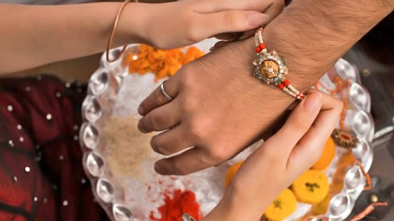 সস্তার চিনা রাখি বাতিল, বাজারে চাহিদা বাড়ছে কলামন্দিরের শিল্পীদের তৈরি 'স্বদেশি' রাখির সস্তার চিনা রাখি বাতিল, বাজারে চাহিদা বাড়ছে কলামন্দিরের শিল্পীদের তৈরি 'স্বদেশি' রাখির