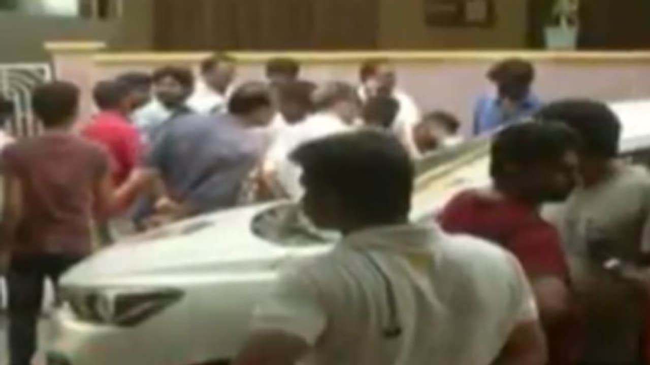 దారుణం: భార్య తలను తీసుకెళ్తుండగా... దారుణం: భార్య తలను తీసుకెళ్తుండగా...