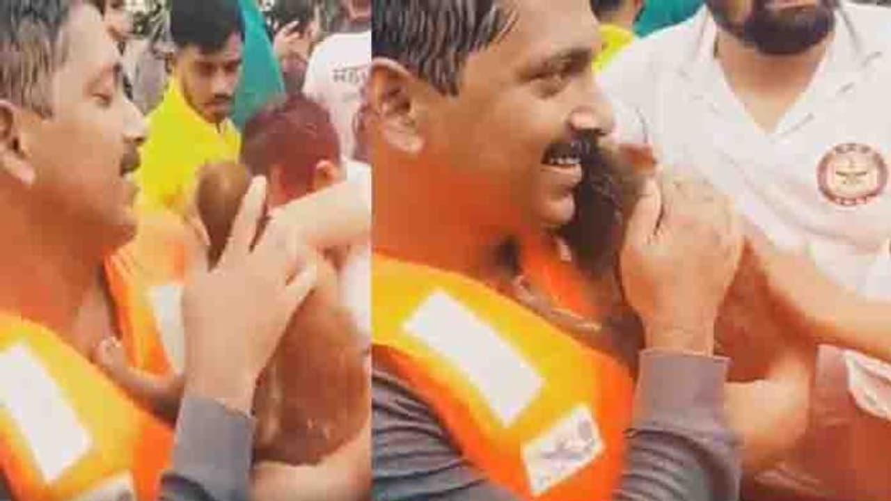 രക്ഷാപ്രവര്ത്തനത്തിനിടെ കുട്ടിക്കുരങ്ങനെ നെഞ്ചോട് ചേര്ത്ത് വിതുമ്പി യുവാവ് വീഡിയോ രക്ഷാപ്രവര്ത്തനത്തിനിടെ കുട്ടിക്കുരങ്ങനെ നെഞ്ചോട് ചേര്ത്ത് വിതുമ്പി യുവാവ് വീഡിയോ