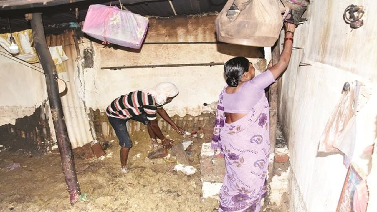 ಹುಬ್ಬಳ್ಳಿ: ಎದೆಮಟ್ಟದ ನೀರಿನಲ್ಲಿ ಹಸುಗೂಸನ್ನು ಹೊತ್ತು ಸಾಗಿದ ಭೂಪ ಹುಬ್ಬಳ್ಳಿ: ಎದೆಮಟ್ಟದ ನೀರಿನಲ್ಲಿ ಹಸುಗೂಸನ್ನು ಹೊತ್ತು ಸಾಗಿದ ಭೂಪ