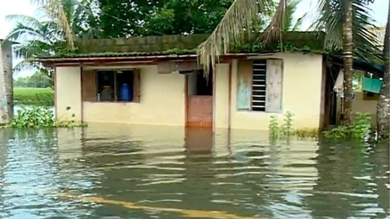 കൈനകരിയിൽ ഒഴിപ്പിച്ചവർക്കായി ക്യാമ്പ് തുറന്നു കൈനകരിയിൽ ഒഴിപ്പിച്ചവർക്കായി ക്യാമ്പ് തുറന്നു