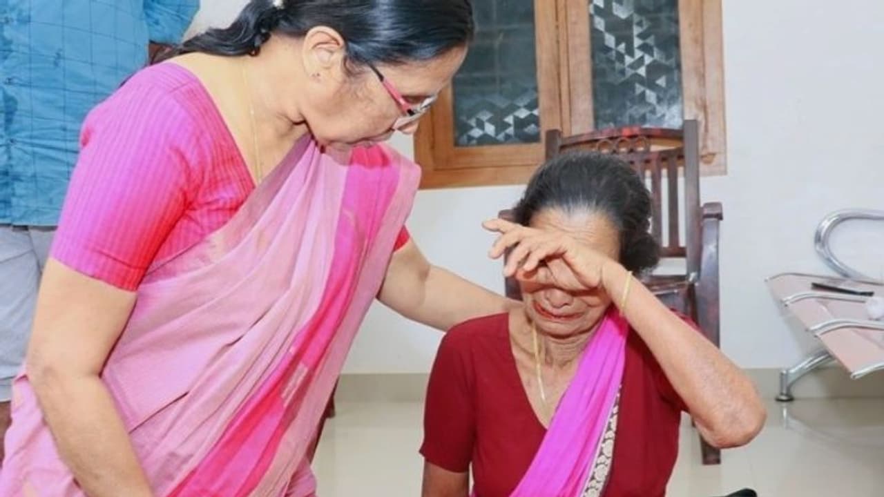 ക്യാമ്പില് നിന്ന് മടങ്ങുന്നവര്ക്ക് മാനസിക പിന്തുണ ഉറപ്പാക്കാന് പ്രത്യേക സംഘത്തെ സജ്ജമാക്കും: കെ കെ ശൈലജ ക്യാമ്പില് നിന്ന് മടങ്ങുന്നവര്ക്ക് മാനസിക പിന്തുണ ഉറപ്പാക്കാന് പ്രത്യേക സംഘത്തെ സജ്ജമാക്കും: കെ കെ ശൈലജ