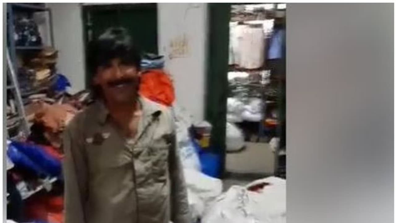 'പോകുമ്പോള് ഇതൊന്നും കൊണ്ടുപോകില്ല''; ക്യാമ്പിലുള്ളവര്ക്ക് കടയിലെ മുഴുവന് വസ്ത്രങ്ങളും നല്കി നൗഷാദ് 'പോകുമ്പോള് ഇതൊന്നും കൊണ്ടുപോകില്ല''; ക്യാമ്പിലുള്ളവര്ക്ക് കടയിലെ മുഴുവന് വസ്ത്രങ്ങളും നല്കി നൗഷാദ്