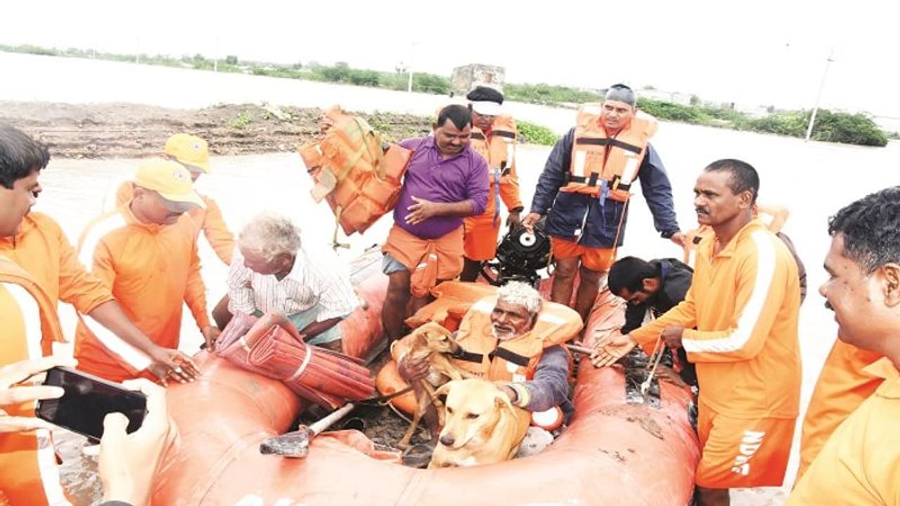 ತಾನು ಬರಬಹುದಾಗಿದ್ದರೂ ಶ್ವಾನಕ್ಕಾಗಿ ಪ್ರವಾಹದ ಮಧ್ಯವೇ ದಿನ ಕಳೆದ ಹುಬ್ಬಳ್ಳಿ ಅಜ್ಜ! ತಾನು ಬರಬಹುದಾಗಿದ್ದರೂ ಶ್ವಾನಕ್ಕಾಗಿ ಪ್ರವಾಹದ ಮಧ್ಯವೇ ದಿನ ಕಳೆದ ಹುಬ್ಬಳ್ಳಿ ಅಜ್ಜ!