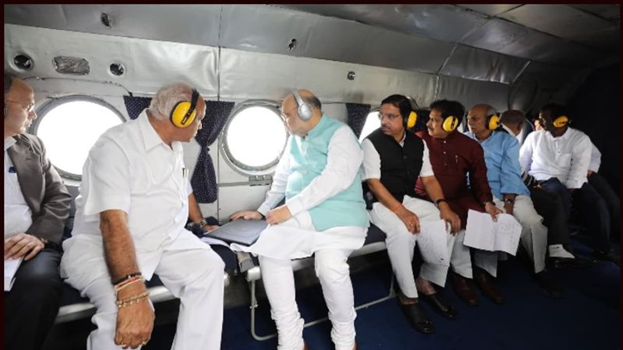 കര്ണാടകയിലെയും മഹാരാഷ്ട്രയിലെയും പ്രളയ ബാധിത പ്രദേശങ്ങളിൽ അമിത് ഷാ വ്യോമനിരീക്ഷണം നടത്തി കര്ണാടകയിലെയും മഹാരാഷ്ട്രയിലെയും പ്രളയ ബാധിത പ്രദേശങ്ങളിൽ അമിത് ഷാ വ്യോമനിരീക്ഷണം നടത്തി