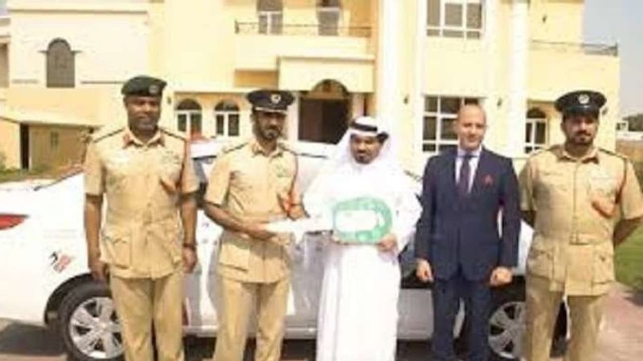 ട്രാഫിക് നിയമം ലംഘിക്കാതെ അഞ്ച് വർഷം; പുതിയ വാഹനം സമ്മാനമായി നൽകി ദുബൈ പൊലീസ് ട്രാഫിക് നിയമം ലംഘിക്കാതെ അഞ്ച് വർഷം; പുതിയ വാഹനം സമ്മാനമായി നൽകി ദുബൈ പൊലീസ്