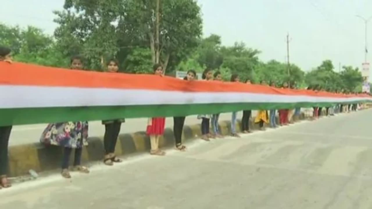 15 കിലോമീറ്റര് നീളത്തില് ത്രിവര്ണപതാക; ഇത് ലോക റെക്കോര്ഡ് 15 കിലോമീറ്റര് നീളത്തില് ത്രിവര്ണപതാക; ഇത് ലോക റെക്കോര്ഡ്