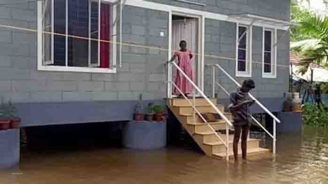 ചുറ്റും പ്രളയജലമുയര്ന്നിട്ടും വീട് സുരക്ഷിതം, വീട്ടുകാര് ഹാപ്പി; ഇത് കെയര് ഹോം പദ്ധതിയിലെ വീട് ചുറ്റും പ്രളയജലമുയര്ന്നിട്ടും വീട് സുരക്ഷിതം, വീട്ടുകാര് ഹാപ്പി; ഇത് കെയര് ഹോം പദ്ധതിയിലെ വീട്