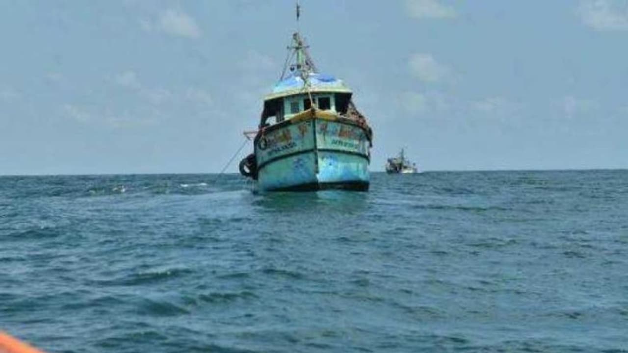 ബോട്ട് മറിഞ്ഞ് രണ്ട് മത്സ്യത്തൊഴിലാളികൾ മരിച്ചു