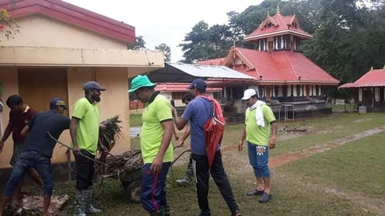 പൊൻകുഴി ശ്രീരാമക്ഷേത്രം ശൂചീകരിച്ച് മുസ്ലീം യൂത്ത് ലീഗ് വൈറ്റ് ഗാര്ഡ് പ്രവര്ത്തകര് പൊൻകുഴി ശ്രീരാമക്ഷേത്രം ശൂചീകരിച്ച് മുസ്ലീം യൂത്ത് ലീഗ് വൈറ്റ് ഗാര്ഡ് പ്രവര്ത്തകര്