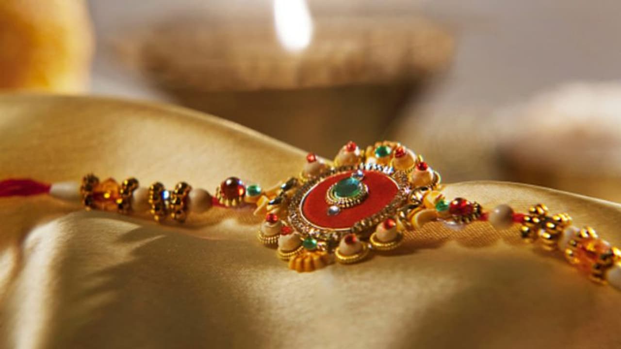 রাখি বাঁধার সময় মেনে চলুন এই নিয়ম, কোনও দিন অর্থের অভাব হবে না ভাইয়ের