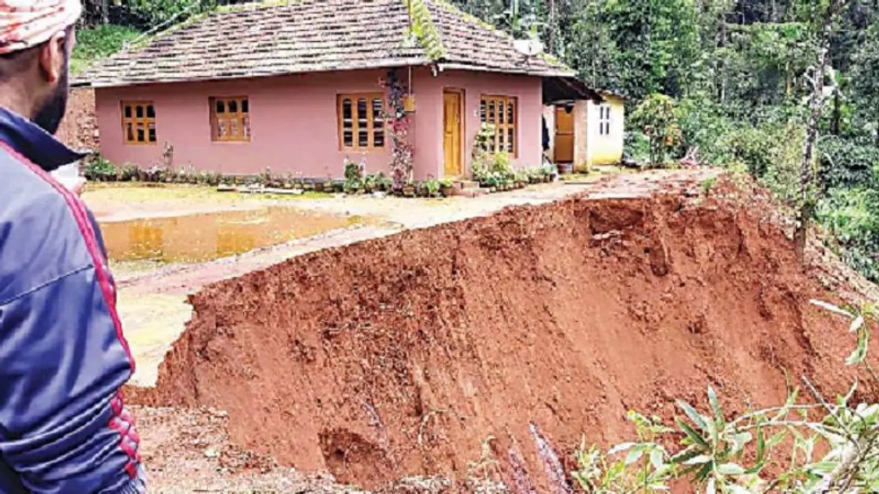 ತೀರ್ಥಹಳ್ಳಿಯಲ್ಲಿ ದೊಡ್ಡ ಗುಡ್ಡ ಕುಸಿತ, ನೂರಾರು ಎಕರೆ ಕೃಷಿ ಭೂಮಿ ನಾಶ! ತೀರ್ಥಹಳ್ಳಿಯಲ್ಲಿ ದೊಡ್ಡ ಗುಡ್ಡ ಕುಸಿತ, ನೂರಾರು ಎಕರೆ ಕೃಷಿ ಭೂಮಿ ನಾಶ!