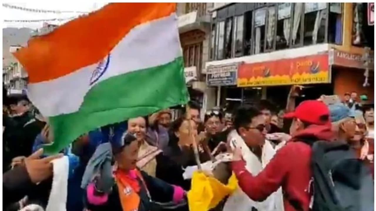 ലഡാക്കിന് കേന്ദ്രഭരണ പ്രദേശ പദവി: ജനങ്ങള്‍ക്കൊപ്പം നൃത്തം ചെയ്ത് ബിജെപി എംപി