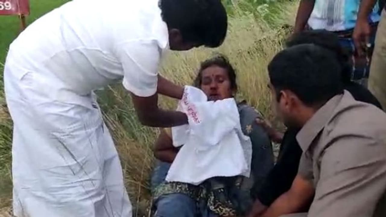 விபத்தில் சிக்கிய பெண்ணுக்கு உதவிய டாக்டர் விஜயபாஸ்கர்... பதறி அடித்து கொண்டு வந்த அமைச்சருக்கு குவியும் வாழ்த்துகள்... விபத்தில் சிக்கிய பெண்ணுக்கு உதவிய டாக்டர் விஜயபாஸ்கர்... பதறி அடித்து கொண்டு வந்த அமைச்சருக்கு குவியும் வாழ்த்துகள்...