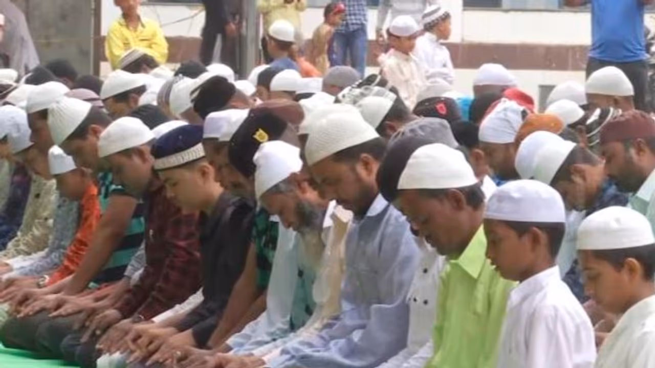 కాశ్మీర్ లో ప్రశాంతంగా ఈద్ వేడుకలు కాశ్మీర్ లో ప్రశాంతంగా ఈద్ వేడుకలు