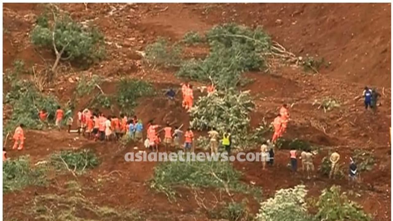 കവളപ്പാറയിൽ മൺകൂനകൾ ചൂണ്ടിക്കാണിച്ച് ബന്ധുക്കൾ, മരണം 14, ഇനി കണ്ടെത്താനുള്ളത് 51 പേരെ കവളപ്പാറയിൽ മൺകൂനകൾ ചൂണ്ടിക്കാണിച്ച് ബന്ധുക്കൾ, മരണം 14, ഇനി കണ്ടെത്താനുള്ളത് 51 പേരെ