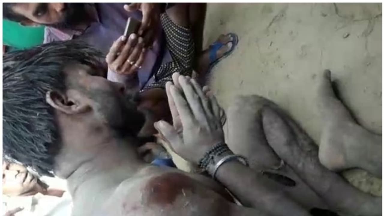 बच्चों को चुराने आया शख्स नहीं हो पाया इरादों में कामयाब, भीड़ ने मिट्टी में लोटा लोटाकर पीटा बच्चों को चुराने आया शख्स नहीं हो पाया इरादों में कामयाब, भीड़ ने मिट्टी में लोटा लोटाकर पीटा