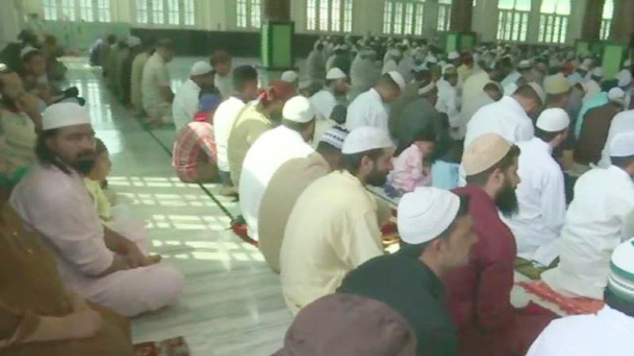 শান্তিপূর্ণভাবেই ইদ উদযাপন উপত্যকায়, বিবৃতি দিয়ে জানাল কেন্দ্রীয় স্বরাষ্ট্র মন্ত্রক শান্তিপূর্ণভাবেই ইদ উদযাপন উপত্যকায়, বিবৃতি দিয়ে জানাল কেন্দ্রীয় স্বরাষ্ট্র মন্ত্রক