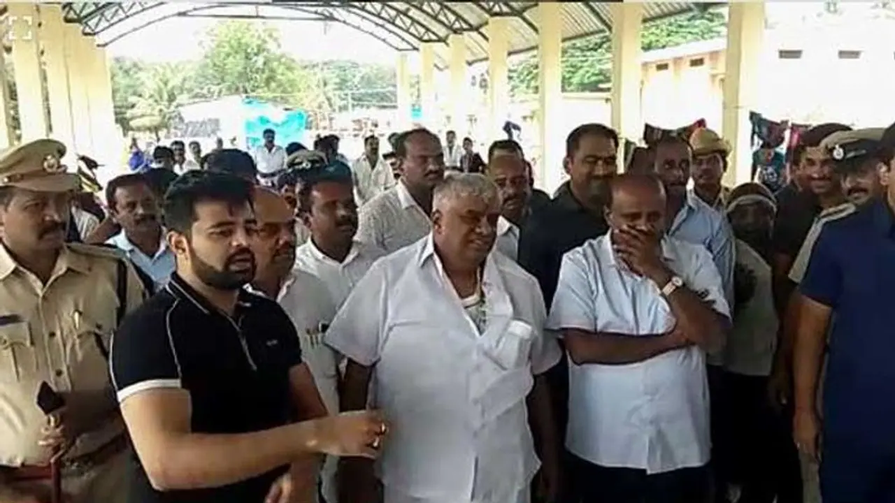 ಒಂದಾಗಿ ಸಂಚರಿಸಿದ ಗೌಡರ ಕುಟುಂಬ : ಅಣ್ಣ ತಮ್ಮನಿಂದ ಸಾಂತ್ವನ ಒಂದಾಗಿ ಸಂಚರಿಸಿದ ಗೌಡರ ಕುಟುಂಬ : ಅಣ್ಣ ತಮ್ಮನಿಂದ ಸಾಂತ್ವನ