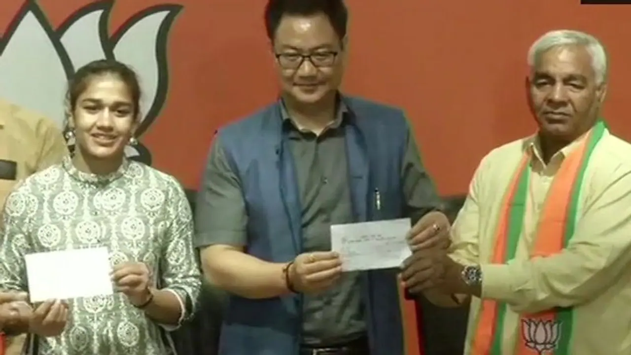 हरियाणा के चुनावी दंगल से पहले भाजपा ने विपक्षियों को किया चित, फोगाट परिवार हुआ शामिल