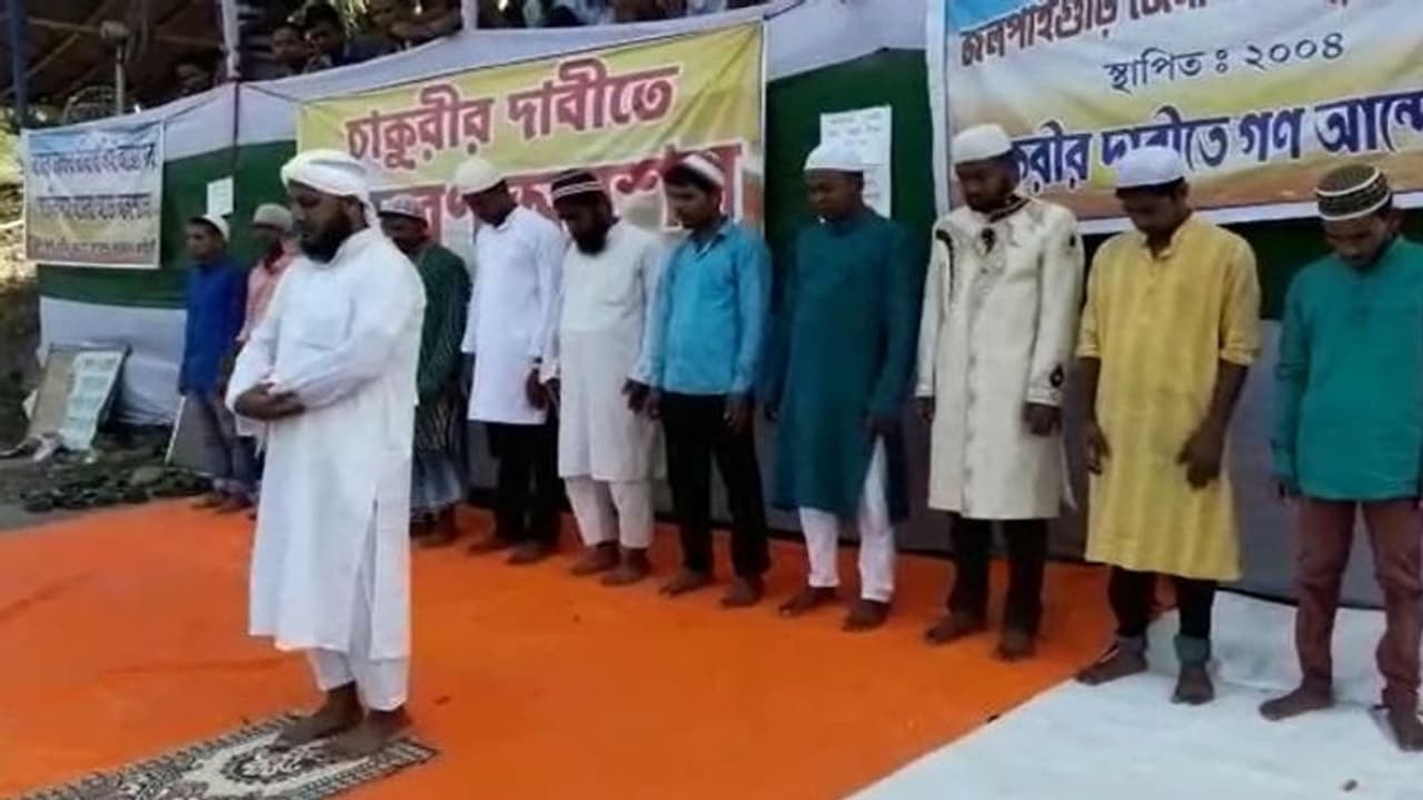 অনশন মঞ্চেই ইদের নমাজ, চাকরির দাবিতে অভিনব প্রতিবাদ জলপাইগুড়িতে