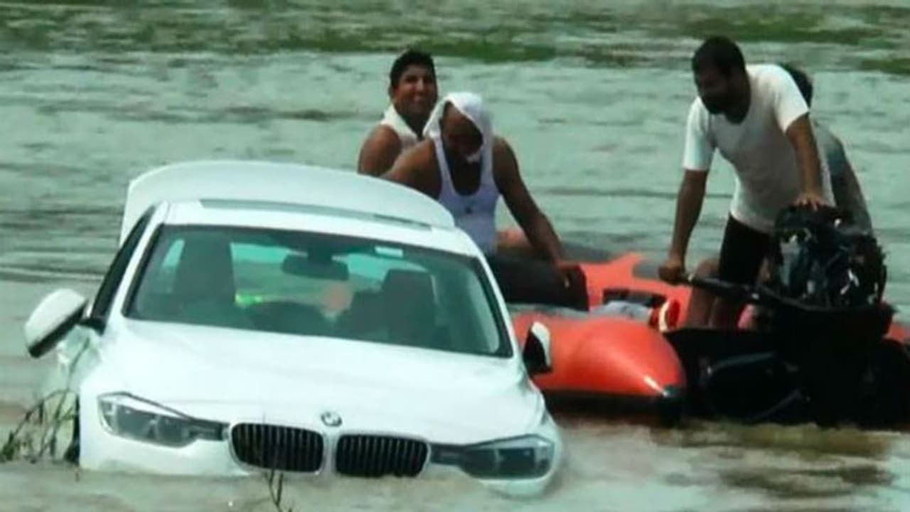 বিএমডব্লিউ নয় চাহিদা আরো বড়, উপহার না পসন্দ , জলে ৩৫ লক্ষ বিএমডব্লিউ নয় চাহিদা আরো বড়, উপহার না পসন্দ , জলে ৩৫ লক্ষ