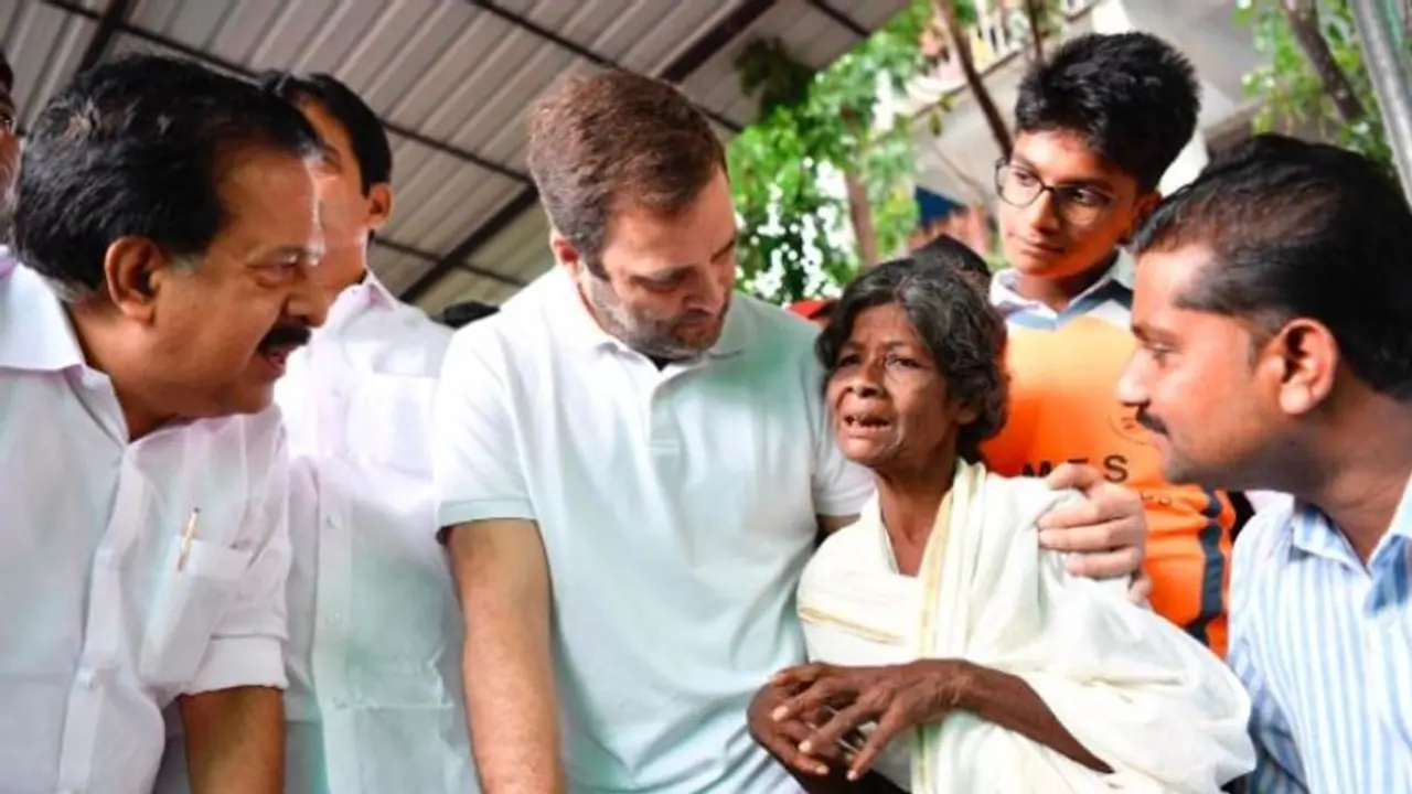 কেরলে বন্যা পরিস্থিতি পরিদর্শনে রাহুল গান্ধী, নিজে হাতে বিতরণ করলেন ত্রাণ সামগ্রী কেরলে বন্যা পরিস্থিতি পরিদর্শনে রাহুল গান্ধী, নিজে হাতে বিতরণ করলেন ত্রাণ সামগ্রী