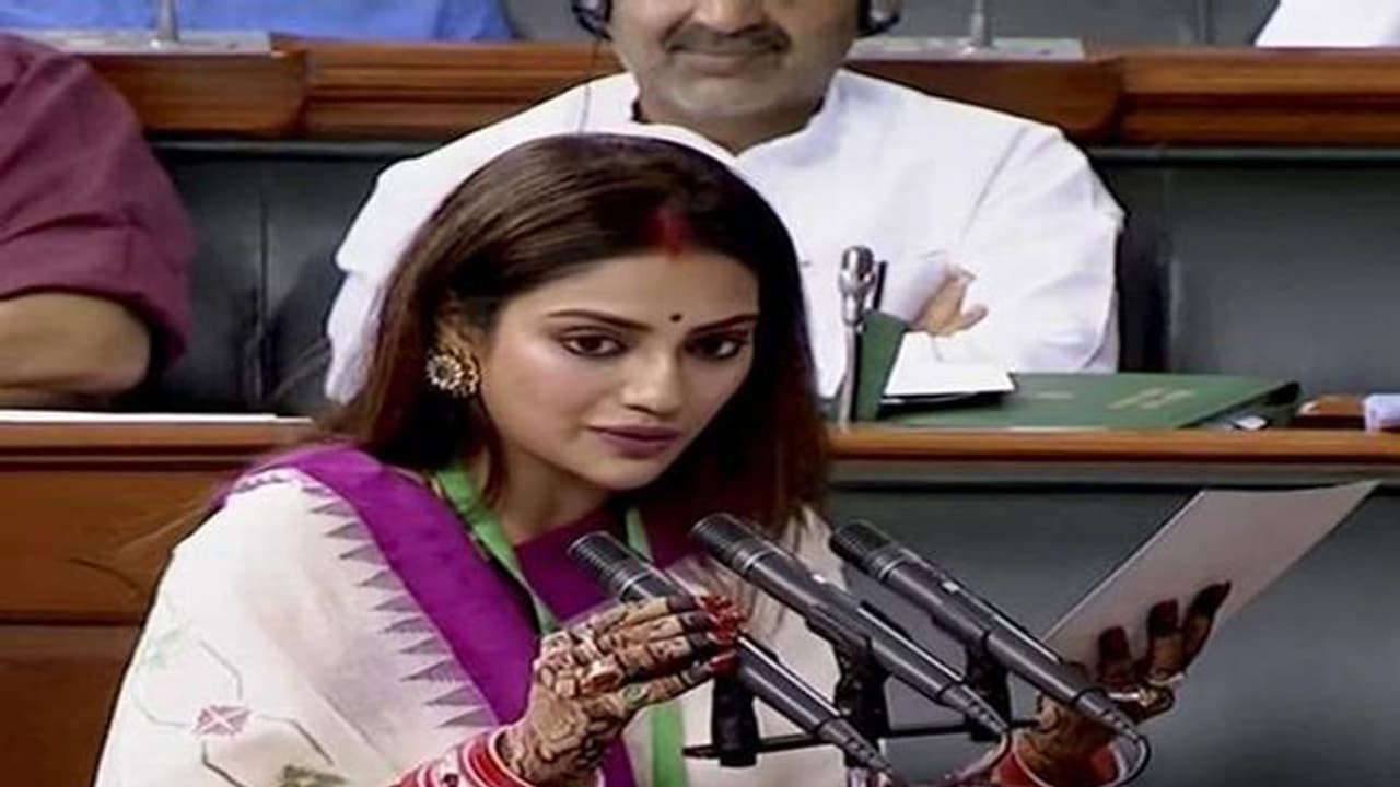 బికినిలో లేడి ఎంపీ.. వైరల్ అవుతున్న ఘాటు ఫోజులు! బికినిలో లేడి ఎంపీ.. వైరల్ అవుతున్న ఘాటు ఫోజులు!