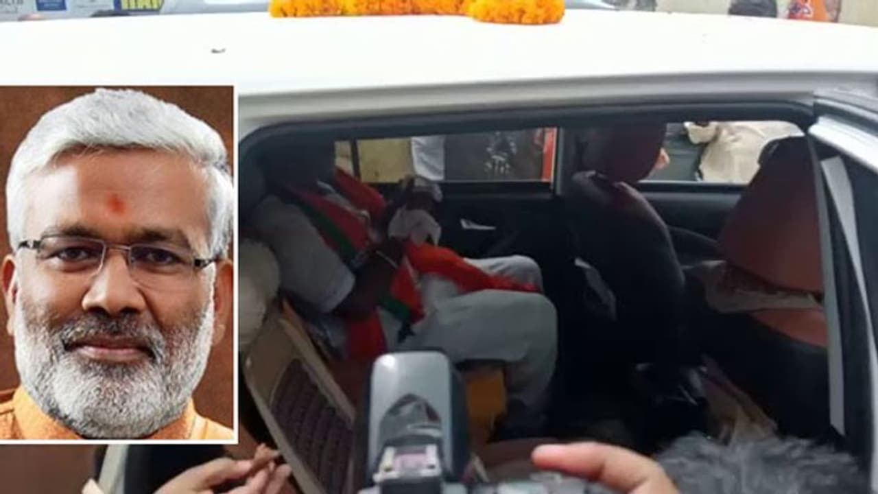 महिला के आग्रह पर गाड़ी से उतर रहे थे यूपी बीजेपी अध्यक्ष, उंगुली फंसी और कटकर दूर जा गिरी चीख पड़े वो महिला के आग्रह पर गाड़ी से उतर रहे थे यूपी बीजेपी अध्यक्ष, उंगुली फंसी और कटकर दूर जा गिरी चीख पड़े वो