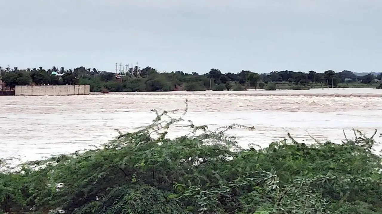 ಕಲಬುರಗಿ: ನೆರೆಗೆ ಕೊಚ್ಚಿ ಹೋಗಿದ್ದ ವ್ಯಕ್ತಿಯನ್ನ ಪತ್ತೆ ಹಚ್ಚಿದ ಸೇನಾಪಡೆ