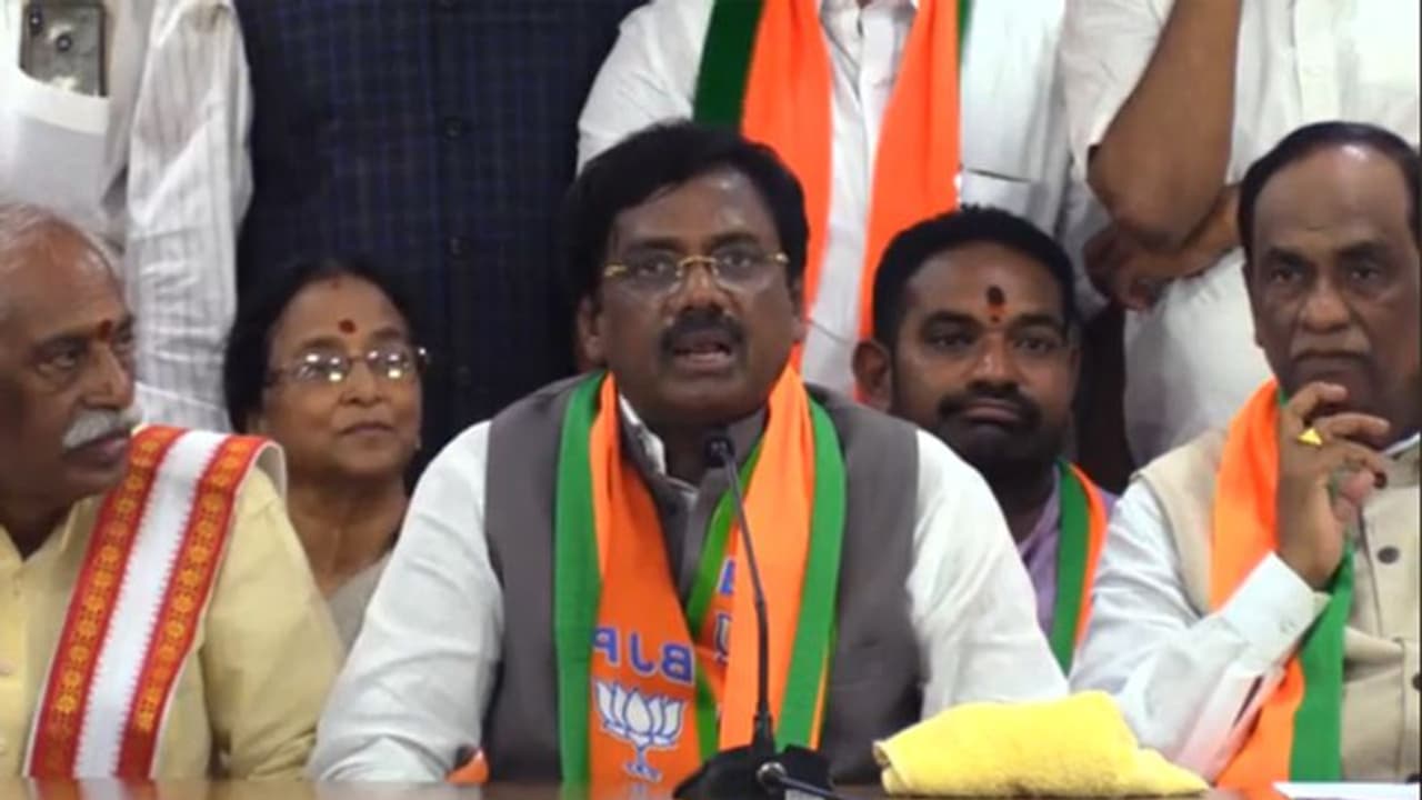 బిజెపి వివేక్ తో రేవంత్ రెడ్డి రహస్య భేటీ .. తెలంగాణ పాలిటిక్స్ మరింత రసవత్తరం 