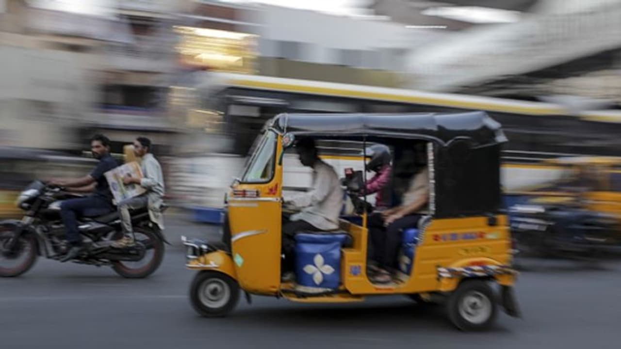 বিশ্বরেকর্ড, এক অটোতেই যাত্রী ২৪ জন! ভিডিও হল ভাইরাল, দেখুন বিশ্বরেকর্ড, এক অটোতেই যাত্রী ২৪ জন! ভিডিও হল ভাইরাল, দেখুন
