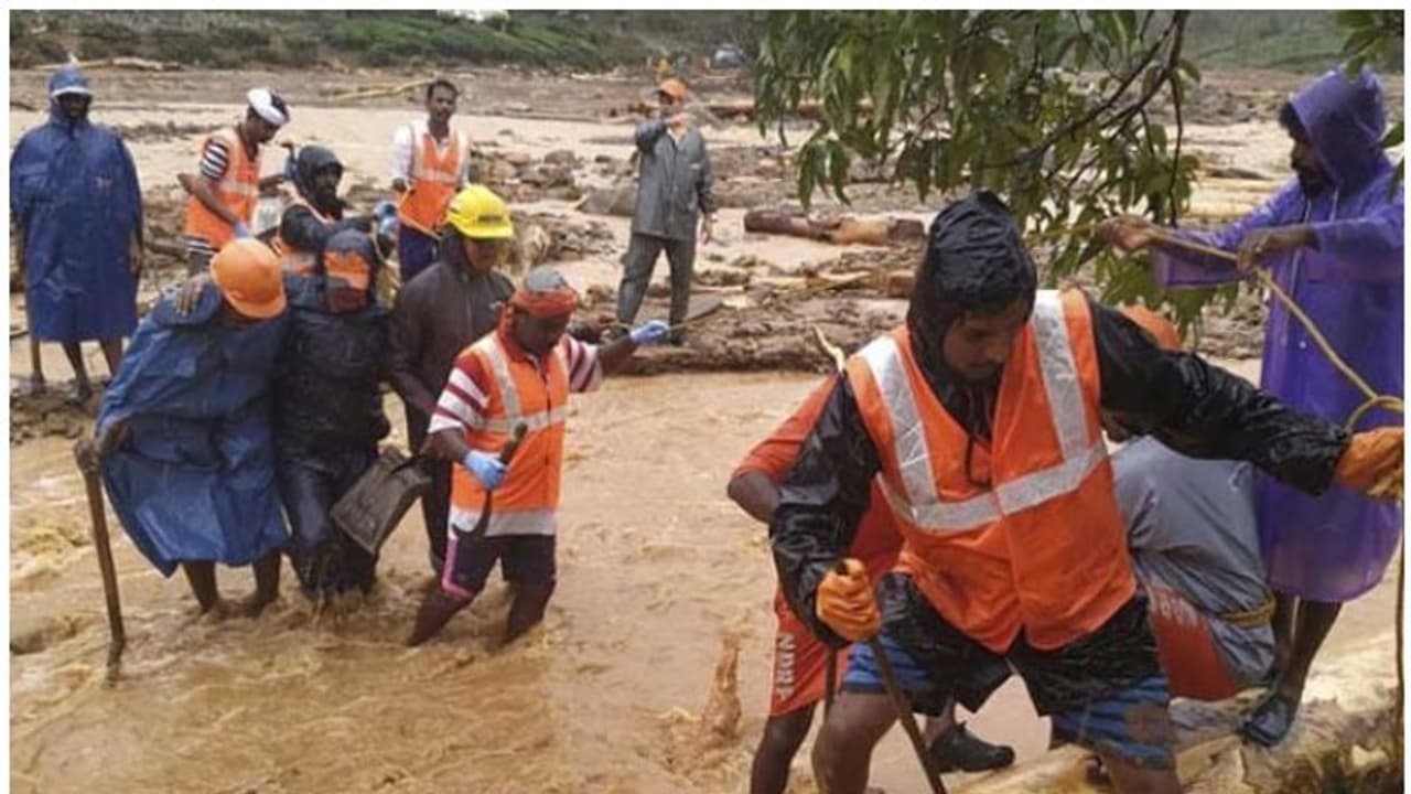 ಮಂಗಳೂರು: ಹೊಳೆ ದಾಟಲು ತೆಂಗಿನ ಮರವೇ ಗತಿ
