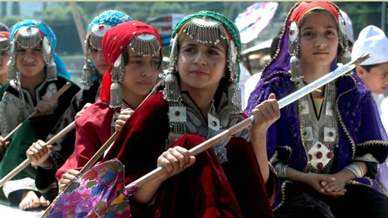 ആർട്ടിക്കിൾ 370 റദ്ദാക്കിയതില് നിന്നും നേരെ കാശ്മീരി പെൺകുട്ടികളിലേക്ക് എത്തുന്നത് എങ്ങനെയാണ്.. ? ആർട്ടിക്കിൾ 370 റദ്ദാക്കിയതില് നിന്നും നേരെ കാശ്മീരി പെൺകുട്ടികളിലേക്ക് എത്തുന്നത് എങ്ങനെയാണ്.. ?