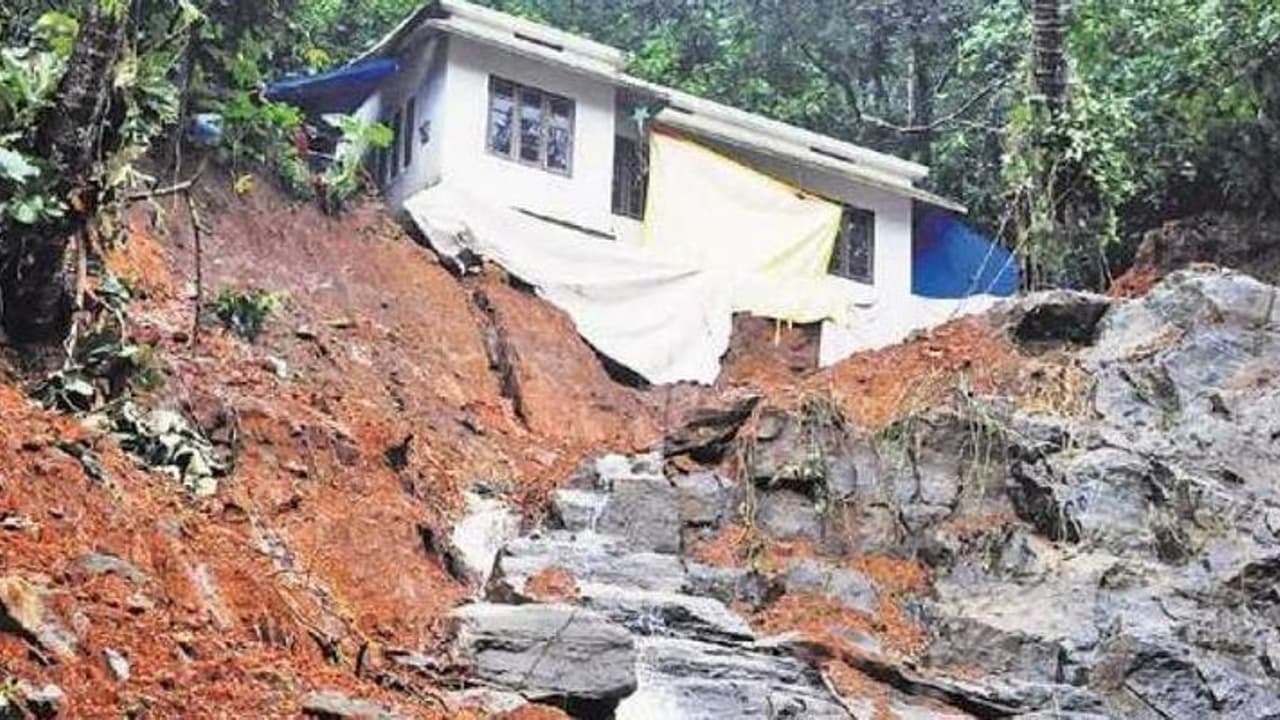 rain: கர்நாடகாவில் பேய்மழை: நிலச்சரிவில் சிக்கி 6பேர் பலி: கைகளைப் பிடித்தவாரை உயிரிழந்த சகோதரிகள் சோகம் rain: கர்நாடகாவில் பேய்மழை: நிலச்சரிவில் சிக்கி 6பேர் பலி: கைகளைப் பிடித்தவாரை உயிரிழந்த சகோதரிகள் சோகம்