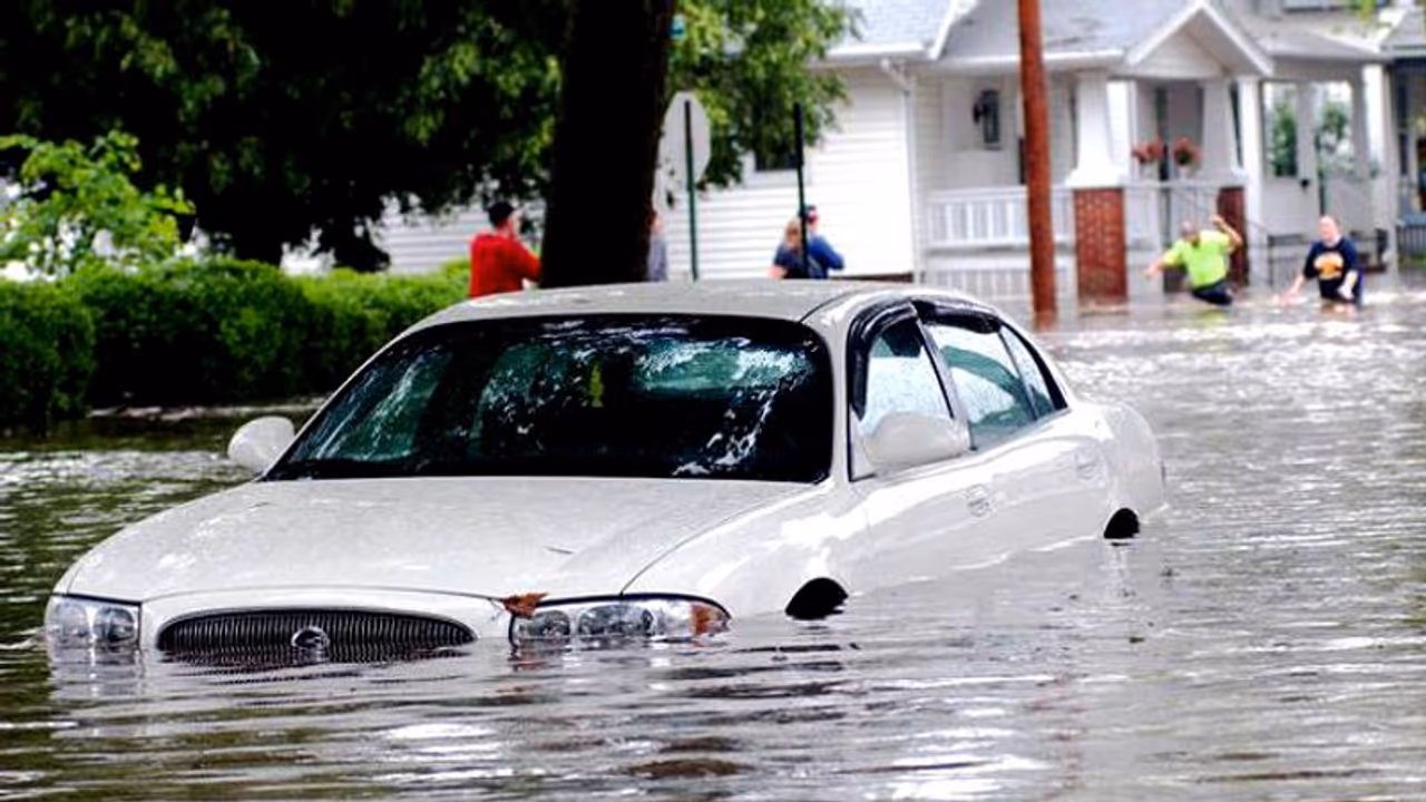 എഞ്ചിനില് വെള്ളം കയറിയാല് ഇന്ഷുറന്സ് ലഭിക്കുമോ? എഞ്ചിനില് വെള്ളം കയറിയാല് ഇന്ഷുറന്സ് ലഭിക്കുമോ?