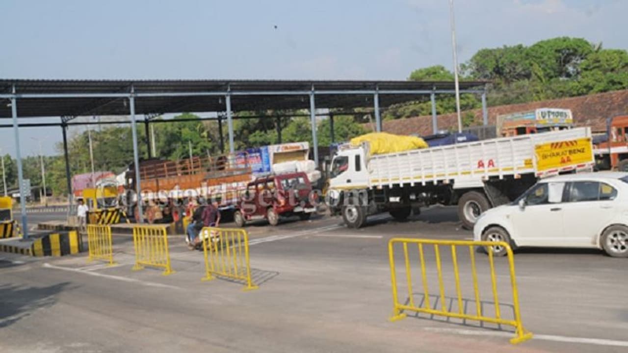 உளுந்தூர்பேட்டை சுங்கச்சாவடியில் இன்றும் கட்டணமில்லா பயணம் வாகன ஓட்டிகள் ஹேப்பி