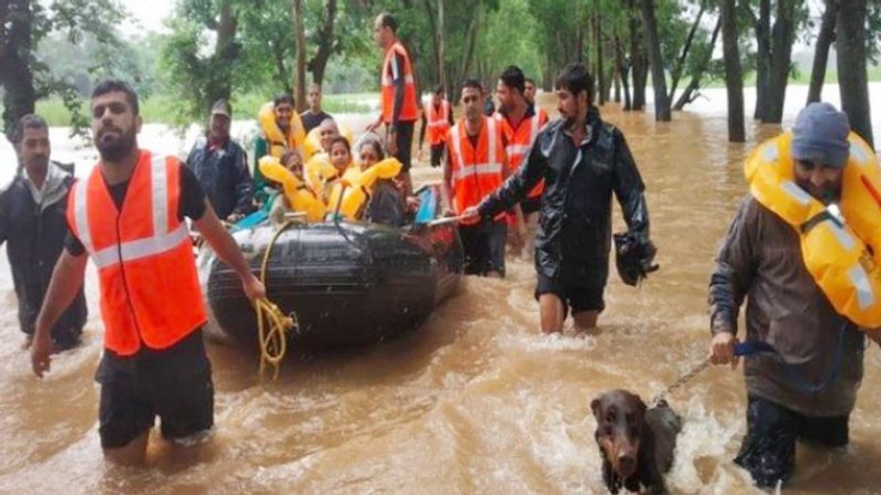 বন্যায় মৃত অন্তত ২২৭ জন, আরও ভারী বৃষ্টির সতর্কতা জারি করল হাওয়া অফিস বন্যায় মৃত অন্তত ২২৭ জন, আরও ভারী বৃষ্টির সতর্কতা জারি করল হাওয়া অফিস