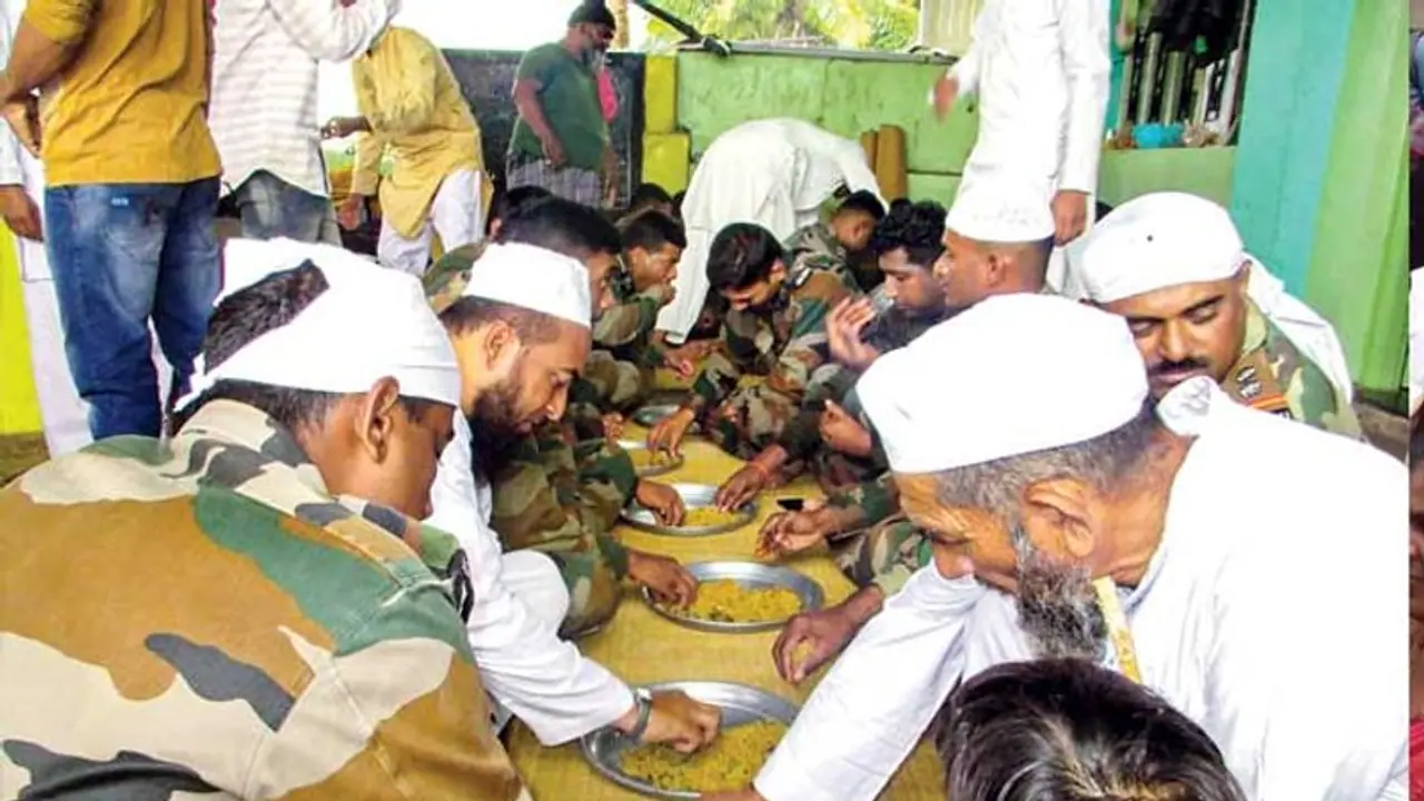 ಸ್ಥಳೀಯರೊಂದಿಗೆ ನಮಾಜ್ ಮಾಡಿದ ರಕ್ಷಣಾ ಸಿಬ್ಬಂದಿ ಸ್ಥಳೀಯರೊಂದಿಗೆ ನಮಾಜ್ ಮಾಡಿದ ರಕ್ಷಣಾ ಸಿಬ್ಬಂದಿ