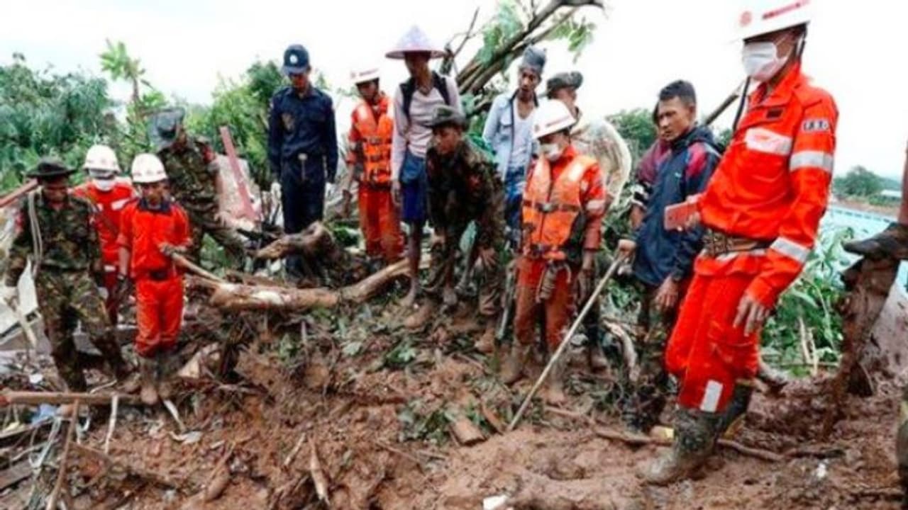প্রবল বৃষ্টির জেরে মায়ানমারে ভূমিধস, কাদাস্তরের নীচ থেকে উদ্ধার ৫১টি নিথর দেহ
