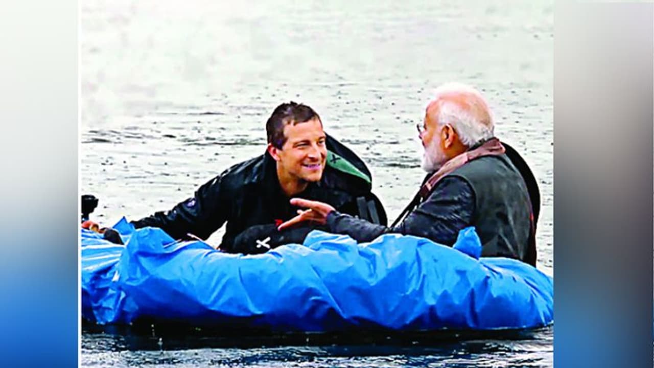हिमालय के ठंडे पानी से कांपे बियर ग्रिल्स, पीएम मोदी ने खुद नाव चलाकर पार कराई नदी हिमालय के ठंडे पानी से कांपे बियर ग्रिल्स, पीएम मोदी ने खुद नाव चलाकर पार कराई नदी