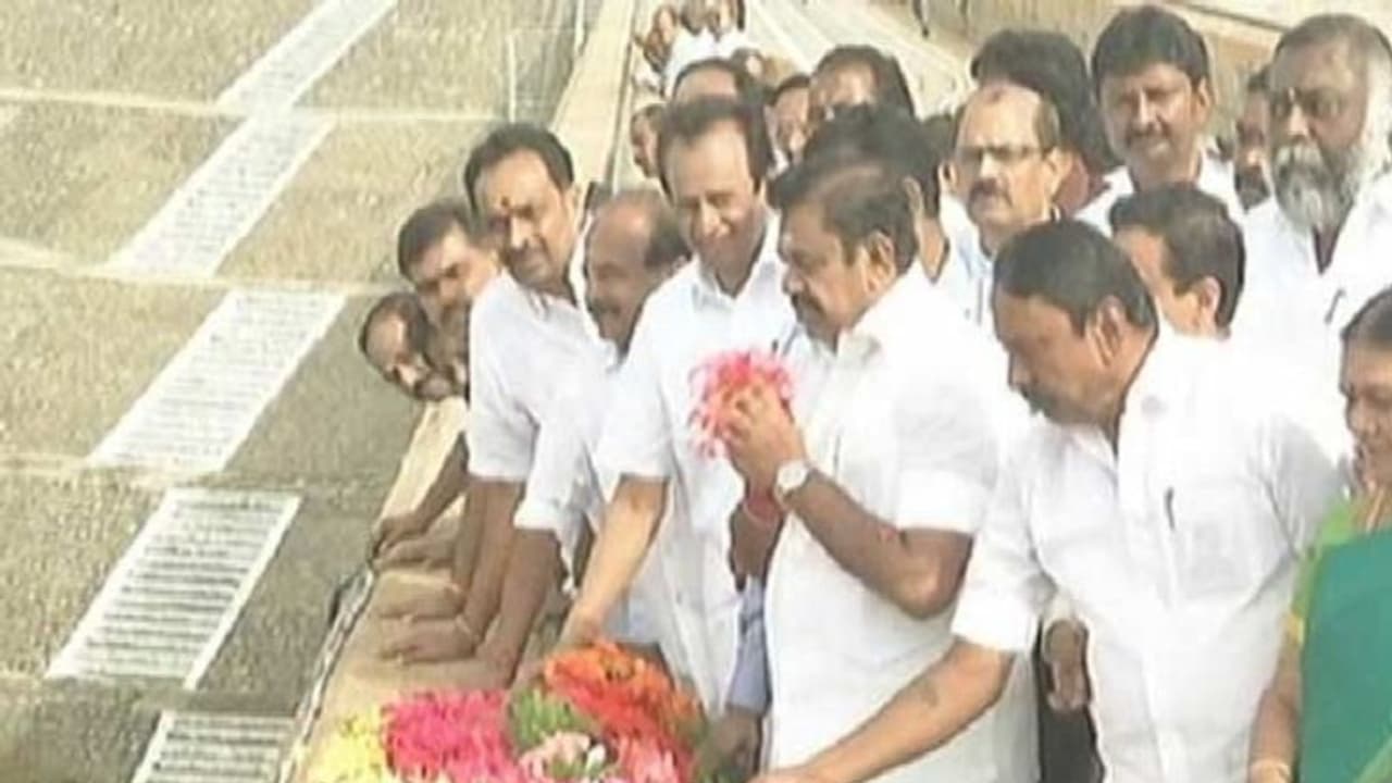 தடுக்க நினைத்த கன்னடர்களை தாண்டி கரைபுரண்டு வந்த காவிரித் தாய் விவசாயிகள் மகிழ்ச்சி தடுக்க நினைத்த கன்னடர்களை தாண்டி கரைபுரண்டு வந்த காவிரித் தாய் விவசாயிகள் மகிழ்ச்சி