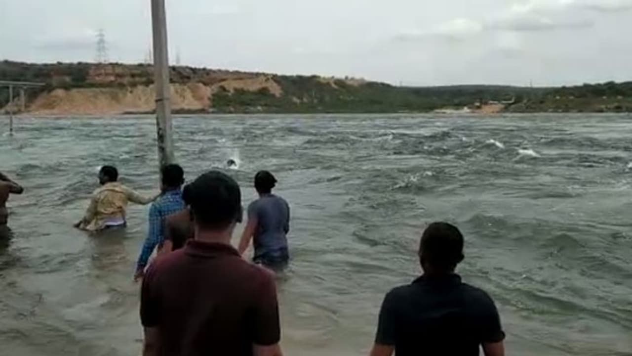 నాగార్జున‌సాగర్ డ్యామ్ వద్ద పర్యాటకుడు గల్లంతు (వీడియో)