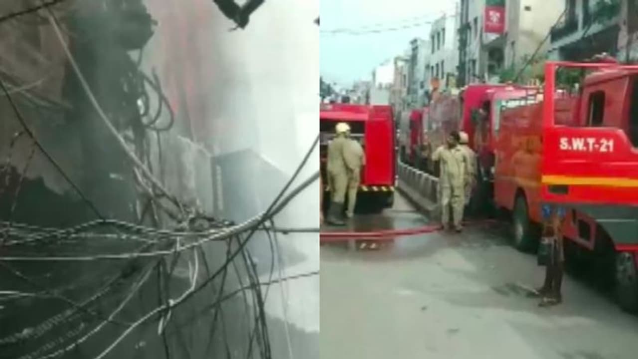 দিল্লির গান্ধীনগর বাজারে ভয়াবহ অগ্নিকাণ্ড, ঘটনাস্থলে দমকলের ২১টি ইঞ্জিন দিল্লির গান্ধীনগর বাজারে ভয়াবহ অগ্নিকাণ্ড, ঘটনাস্থলে দমকলের ২১টি ইঞ্জিন
