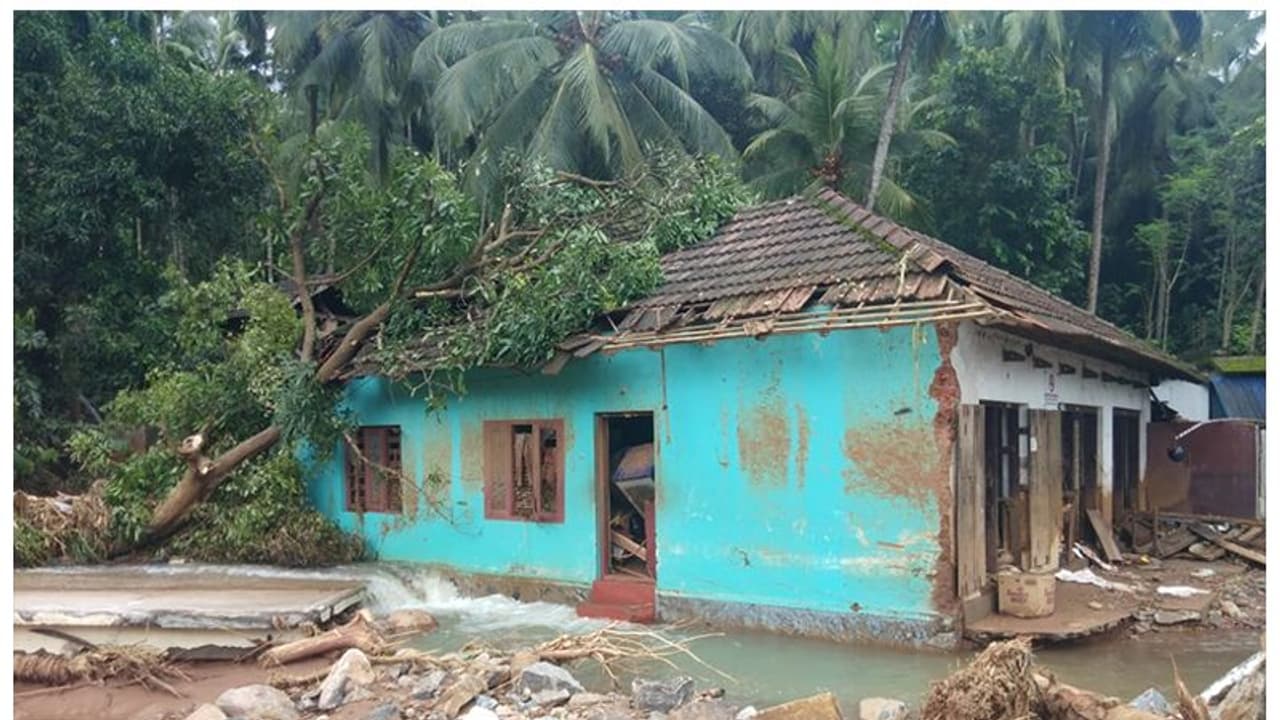 ಉಡುಪಿ: ಗಾಳಿ ಸಹಿತ ಮಳೆಗೆ 10 ಮನೆಗಳಿಗೆ ಹಾನಿ ಉಡುಪಿ: ಗಾಳಿ ಸಹಿತ ಮಳೆಗೆ 10 ಮನೆಗಳಿಗೆ ಹಾನಿ