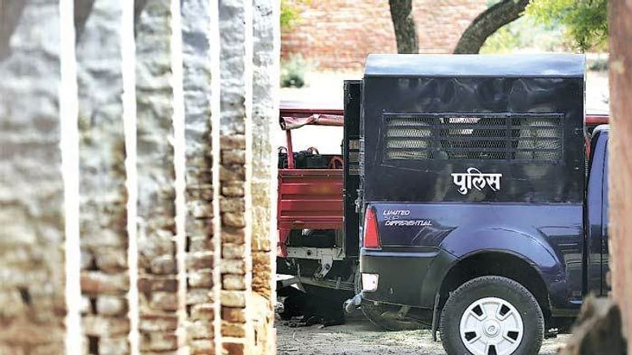 అనాగరికం: విచారణ పేరుతో చావబాది, మూత్రం తాగించిన పోలీసులు అనాగరికం: విచారణ పేరుతో చావబాది, మూత్రం తాగించిన పోలీసులు