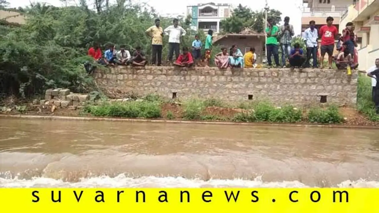 ಡ್ಯಾಂ ನೀರಿನ ರಭಸಕ್ಕೆ ಕೊಚ್ಚಿ ಹೋದ ಕಾಲುವೆ : ಸುತ್ತಲ ಪ್ರದೇಶ ಜಲಾವೃತ ಡ್ಯಾಂ ನೀರಿನ ರಭಸಕ್ಕೆ ಕೊಚ್ಚಿ ಹೋದ ಕಾಲುವೆ : ಸುತ್ತಲ ಪ್ರದೇಶ ಜಲಾವೃತ