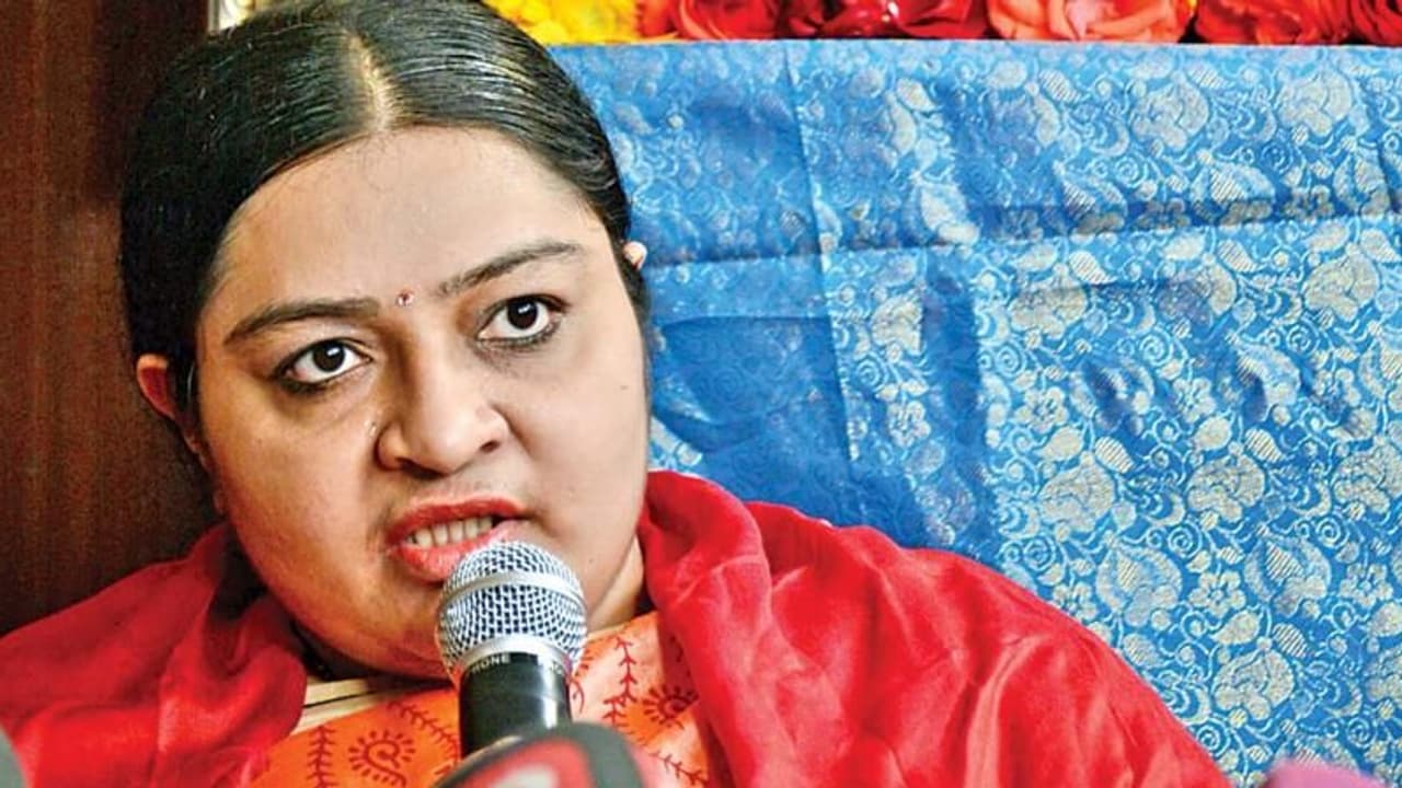 ஜெயலலிதாவின் போயஸ்தோட்ட நினைவு இல்ல வழக்கில் அதிரடி திருப்பம்.. எடப்பாடிக்கு டப் கொடுக்கும் தீபா.. ஜெயலலிதாவின் போயஸ்தோட்ட நினைவு இல்ல வழக்கில் அதிரடி திருப்பம்.. எடப்பாடிக்கு டப் கொடுக்கும் தீபா..