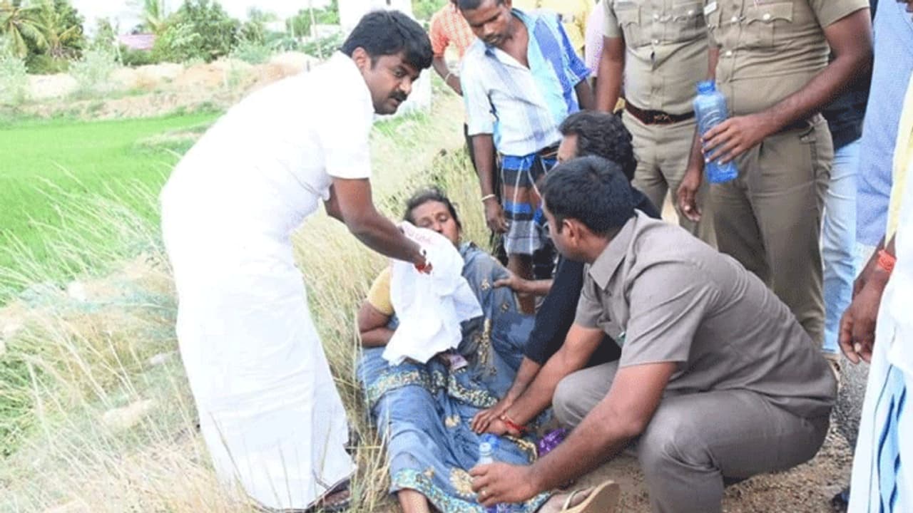 விபத்தில் ரத்த வெள்ளத்தில் கிடந்த தம்பதி... ஓடோடி வந்து உயிரை காப்பாற்றிய அமைச்சர்... குவியும் பாராட்டுகள்..! விபத்தில் ரத்த வெள்ளத்தில் கிடந்த தம்பதி... ஓடோடி வந்து உயிரை காப்பாற்றிய அமைச்சர்... குவியும் பாராட்டுகள்..!